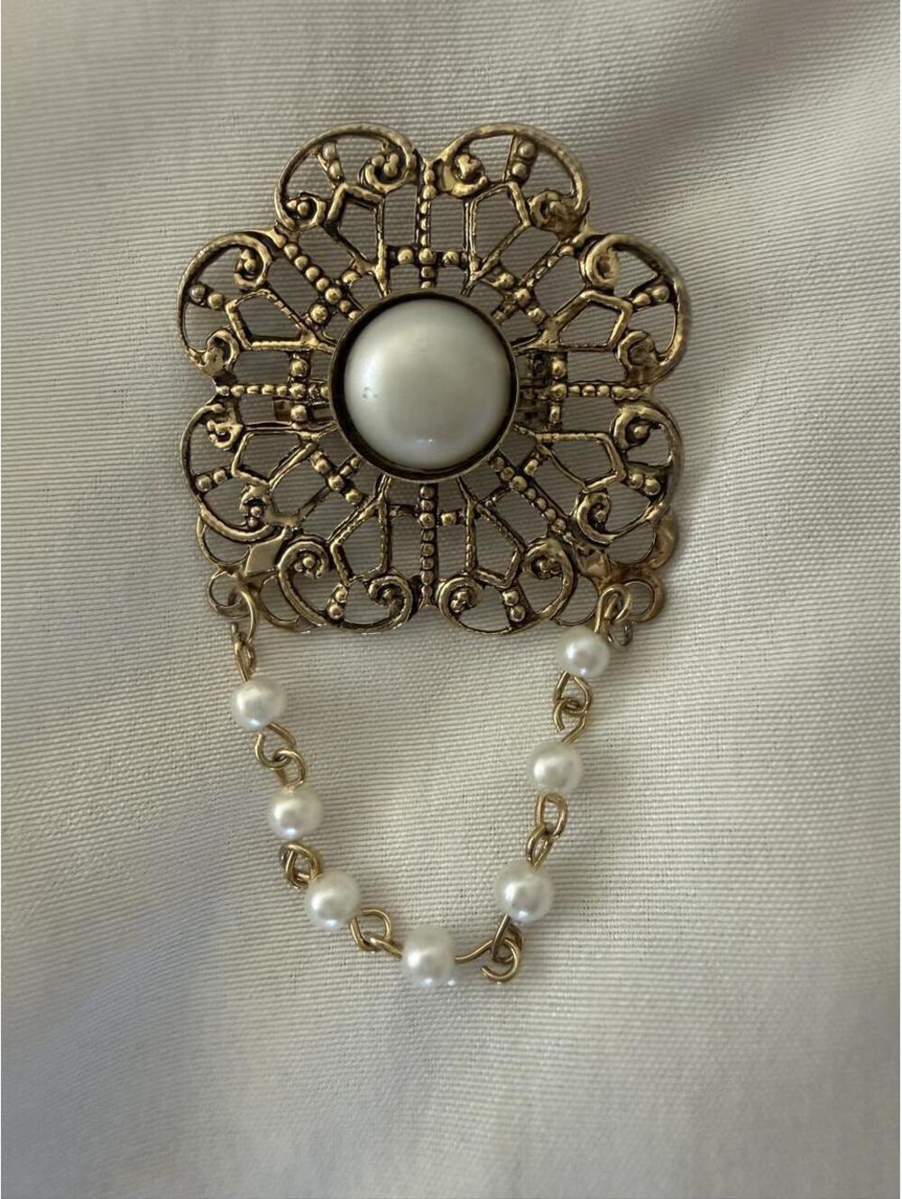 Vintage 1980s Gold Tone Pearl Statement Brooch